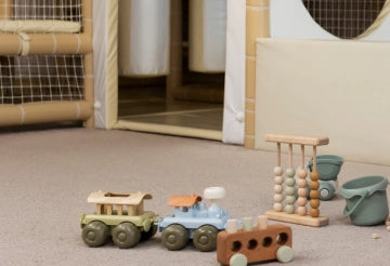 Une vue rapproché d'une parti d'une pièce avec beaucoup de jouets en bois 